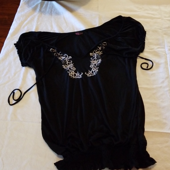 Agenda Tops - Black / White embroidered Peasant Top Agenda Tops - Black / White embroidered Peasant Top